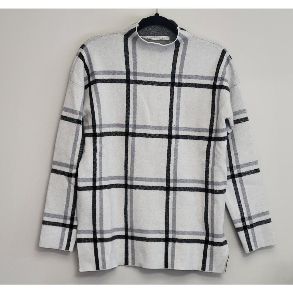 Plaid Women's Sweater in Black and Gray